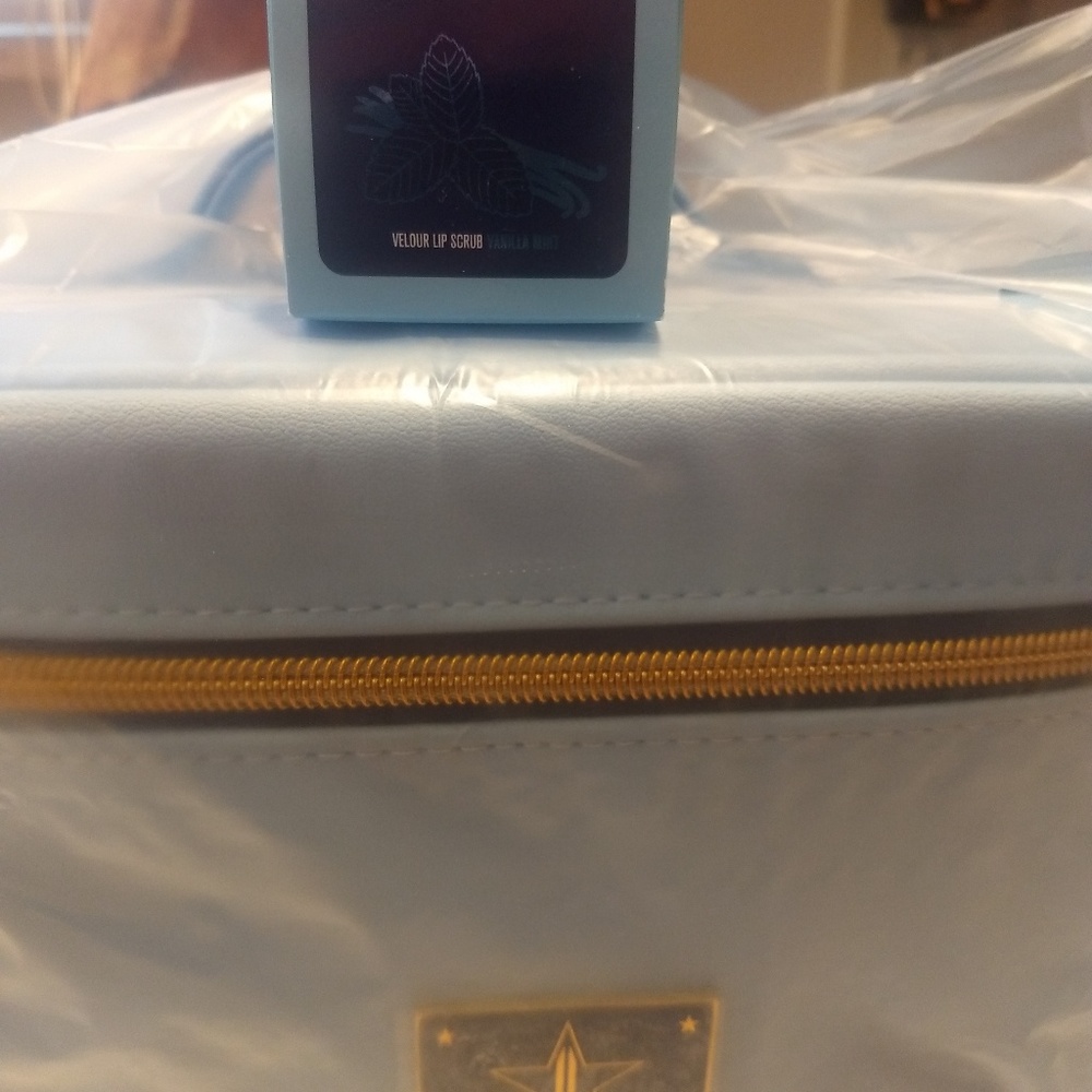 Jeffree Star make-up bag bundle.